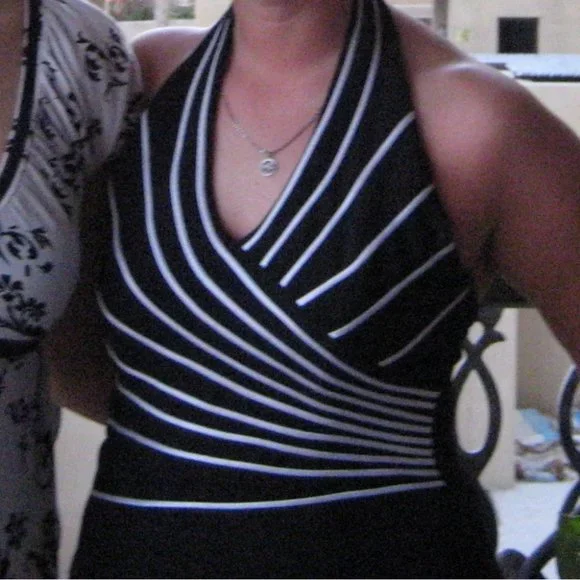 ⭐️Host Pick⭐️ BELLESSA halter top with corset piping - Picture 2 of 5